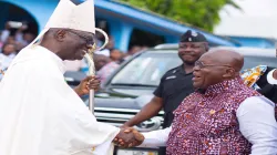 Mgr John Bonaventure Kwofie, archevêque d'Accra et administrateur apostolique du diocèse de Sekondi-Takoradi, en poignée de main avec la présidente Nana Akufo-Addo pour l'accueillir à la messe du jubilé d'or de la cathédrale Star of the Sea, Takoradi le dimanche 8 décembre 2019. - / Bureau des communications Sekondi-Takoradi.