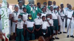 Le père Bonaventure Quaidoo, curé sortant de l'église catholique St. Stéphane de Darkuman à Accra, avec des enfants de l'Organisation de la jeunesse catholique (CYO) lors de la messe d'adieu du dimanche 20 septembre 2020. / ACI Afrique.