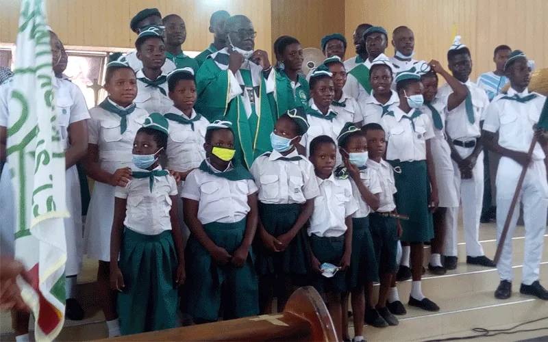 Le père Bonaventure Quaidoo, curé sortant de l'église catholique St. Stéphane de Darkuman à Accra, avec des enfants de l'Organisation de la jeunesse catholique (CYO) lors de la messe d'adieu du dimanche 20 septembre 2020. / ACI Afrique.