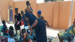 Sr Olivia Umoh, DC, directrice de Safe-Child Advocacy (SCA), une organisation humanitaire appartenant à l'archidiocèse de Kumasi, partageant de la nourriture avec des enfants handicapés et leurs mères lors d'une récente fête pour les personnes vulnérables. / SCA.