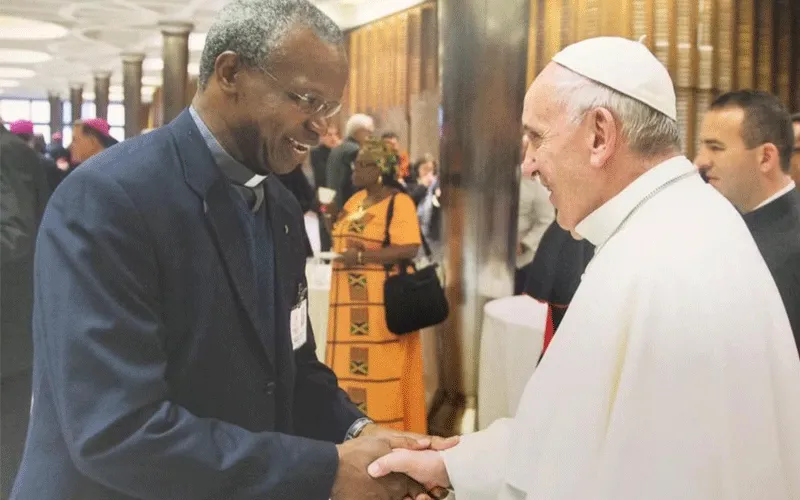 Mgr Richard Kuuia Baawobr avec le Pape François au Vatican. Il a été nommé, avec quatre autres personnes, membre du Conseil pontifical pour la promotion de l'unité des chrétiens. / Domaine public