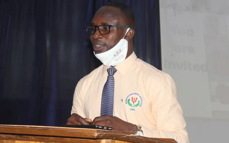 Fr. Aaron Prosper Kuubagr, un psychologue religieux ghanéen de l'Ordre de Saint Augustin, et le représentant régional du Nord de l'Association Psychologique du Ghana lançant la première célébration de la Semaine de la Psychologie du Ghana à Tamale le 10 août 2020. Francis Ekow Monnie