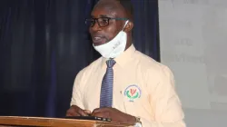 Fr. Aaron Prosper Kuubagr, un psychologue religieux ghanéen de l'Ordre de Saint Augustin, et le représentant régional du Nord de l'Association Psychologique du Ghana lançant la première célébration de la Semaine de la Psychologie du Ghana à Tamale le 10 août 2020. / Francis Ekow Monnie