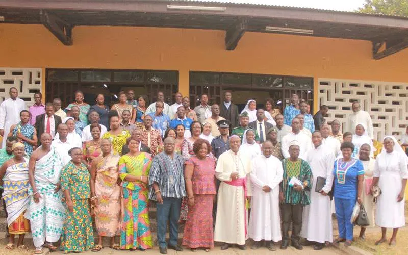 Mgr Joseph Afrifah-Agyekum, évêque du diocèse de Koforidua, aux côtés des membres de l'Association des chefs catholiques des institutions supérieures (ACHHI) au Ghana. / Domaine Publique