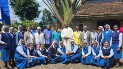 Les membres de l'Association des coopérateurs pauliniens (APC), l'association laïque de la Société pieuse des Filles de Saint-Paul (FSP) célébrant le jubilé d'argent de Michael et Grace Njuguna. Crédit : Sœur Praxides Nafula / 