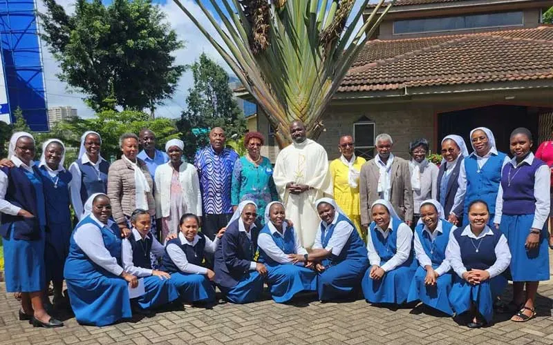 Les membres de l'Association des coopérateurs pauliniens (APC), l'association laïque de la Société pieuse des Filles de Saint-Paul (FSP) célébrant le jubilé d'argent de Michael et Grace Njuguna. Crédit : Sœur Praxides Nafula / 