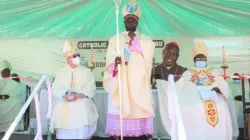 Mgr Rudolf Nyandoro, évêque du diocèse de Gweru au Zimbabwe, lors de son installation au stade de Mkoba à Gweru le 24 octobre. / Site web des nouvelles de l'Église catholique du Zimbabwe.