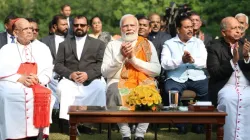 Le Premier ministre indien Narendra Modi organise une réunion de Noël avec des dirigeants chrétiens, dont le cardinal Oswald Gracias de Mumbai et l'archevêque de Delhi Anil Couto, dans sa résidence de New Delhi, le 25 décembre 2023. | Crédit : Bureau du Premier ministre de l'Inde / 