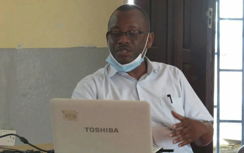 M. Lewis Msiyadungu s'exprimant lors du lancement du projet VIH/SIDA qui vise à réduire les infections chez les enfants nés avec le virus et les jeunes vivant avec lui au Malawi. Diocèse catholique de Chikwawa.