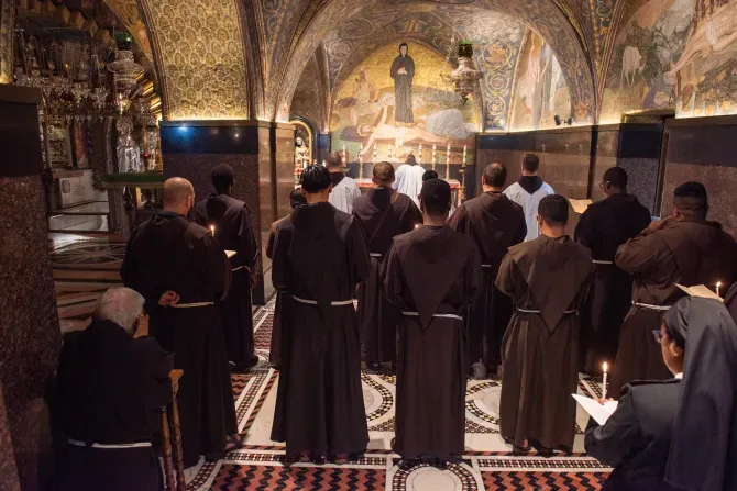 Procession quotidienne des frères franciscains de la Custodie de Terre Sainte (Calvaire, chapelle latine), église du Saint-Sépulcre, Jérusalem. 9 octobre 2023. | Crédit photo : Marinella Bandini