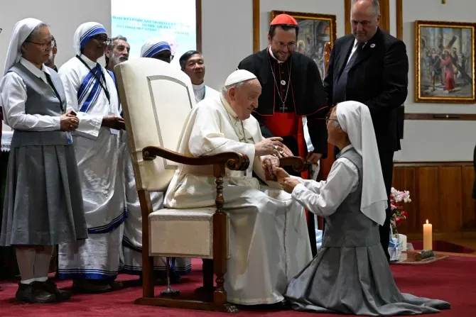 Le pape François rencontre les prêtres et religieux de Mongolie, qui ne comptent que 25 prêtres (19 religieux et 6 diocésains), 33 religieuses et un évêque - le cardinal Giorgio Marengo - dans la cathédrale des Saints Pierre et Paul d'Oulan-Bator, le 2 septembre 2023. | Crédit : Vatican Media