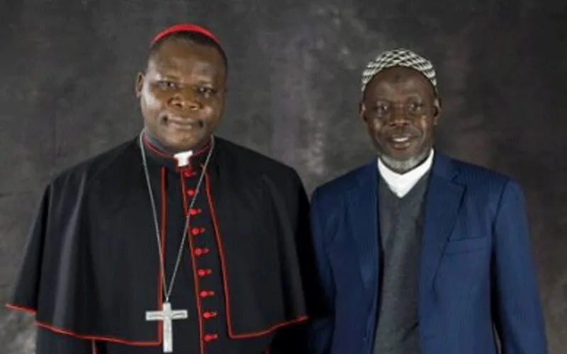 Le cardinal Dieudonné Nzapalainga avec feu l'imam Omar Kobine Lamaya. Domaine public