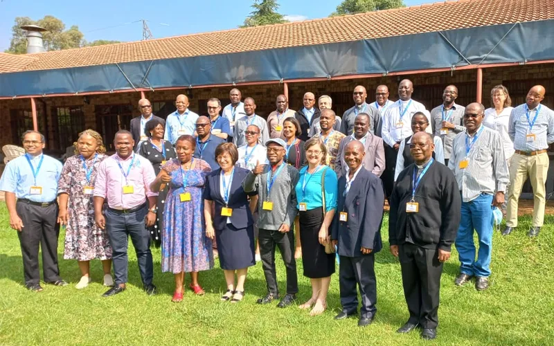 Mgr Joseph Mary Kizito avec les secrétaires généraux, les coordinateurs des commissions Justice et Paix et les responsables des migrants et des réfugiés de huit pays de la réunion interrégionale des évêques d'Afrique australe (IMBISA). Crédit : Brenda Gwasira, chargée de programmes