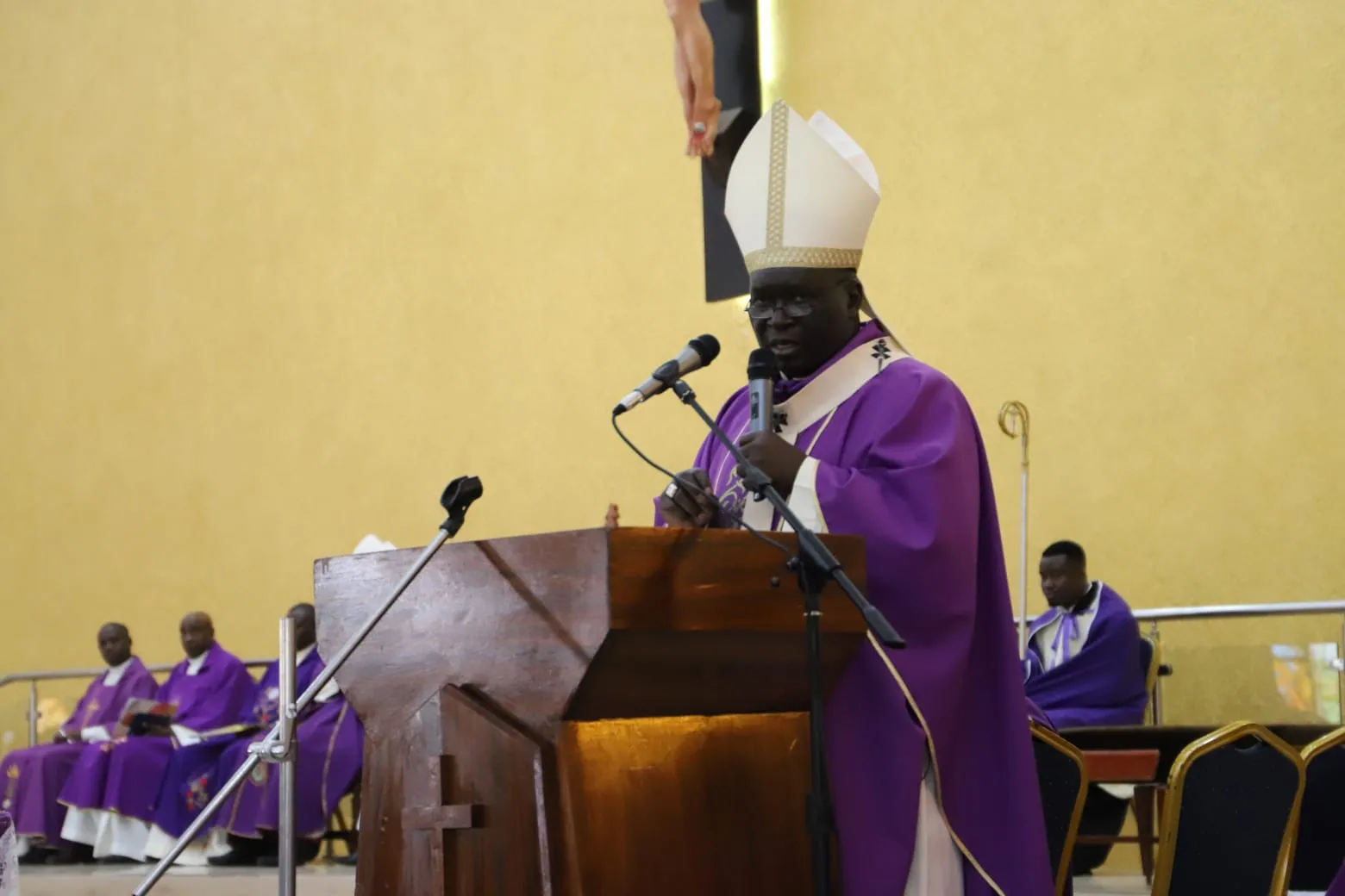 Mgr Philip Subira Anyolo pendant la messe commémorant le 20e anniversaire du Serviteur de Dieu Michael Maurice Cardinal Otunga à la paroisse Queen of the Apostles de l'archidiocèse de Nairobi, Kenya Crédit : Les Filles de Saint-Paul