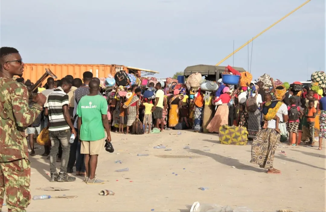 Un groupe de femmes et d'enfants gardés par les forces de sécurité à Mucimboa da Praia, dans la province de Cabo Delgado, au Mozambique, début septembre. Crédit : DHPI