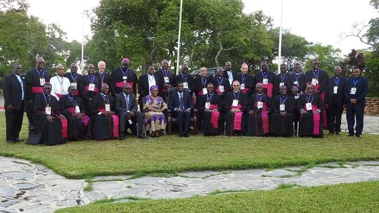 Les évêques catholiques du Malawi, de la Zambie et du Zimbabwe avec l'ancien président de la Zambie, Edgar Lungu, et d'autres participants à la première réunion consultative sous-régionale. Crédit : Vatican News