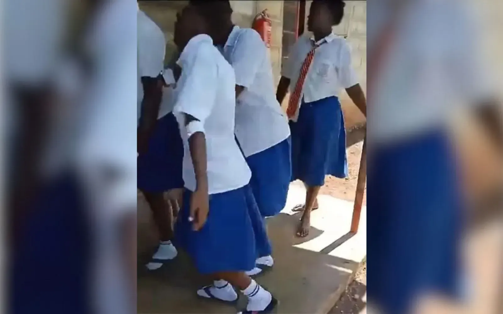 Une capture d'écran d'une vidéo montrant des élèves du lycée de filles St Theresa's Eregi qui peinent à marcher en raison d'une maladie étrange qui a été signalée dans l'établissement, dans le diocèse catholique de Kakamega, au Kenya. / 