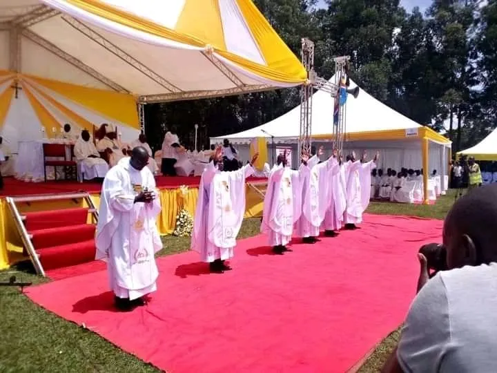 Les prêtres nouvellement ordonnés du diocèse catholique de Bungoma au Kenya. Crédit : Marcello Omuttaha