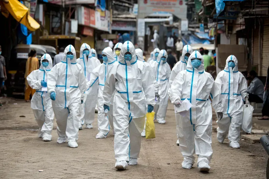 Les travailleurs de la santé arrivent à un camp de contrôle à Malad, en Inde, le 25 juin 2020. Manoej Paateel/Shutterstock