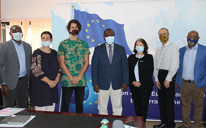 Des représentants du Trocaire, de Concern Worldwide, de GOAL, de l'UE, d'Irish Aid, ainsi que des fonctionnaires des gouvernements d'Irlande et de Sierra Leone posent pour une photo lors du lancement de l'initiative "Team Europe". Trocaire