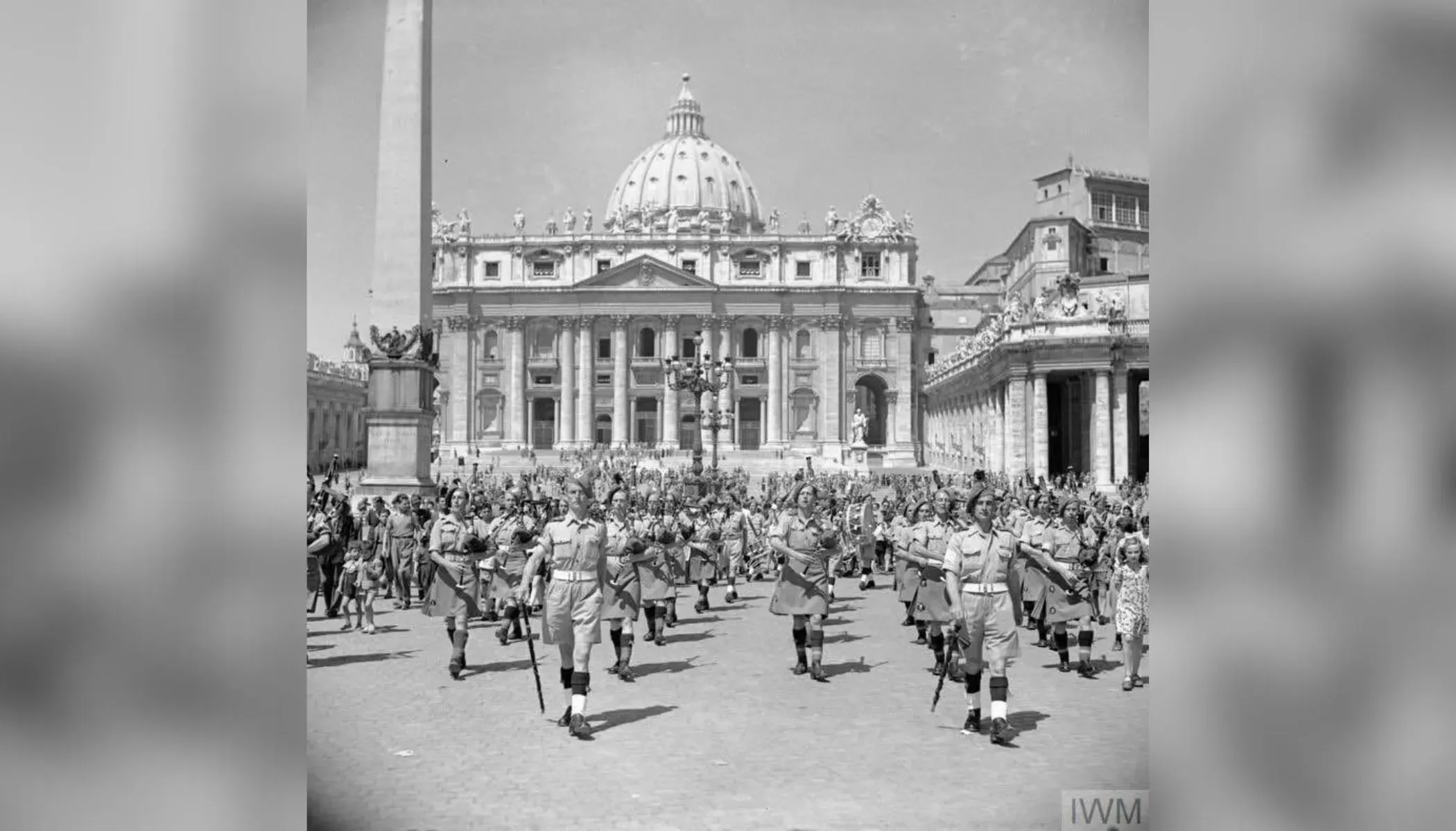 La 38e brigade (irlandaise) défile au Vatican en juin 1944.