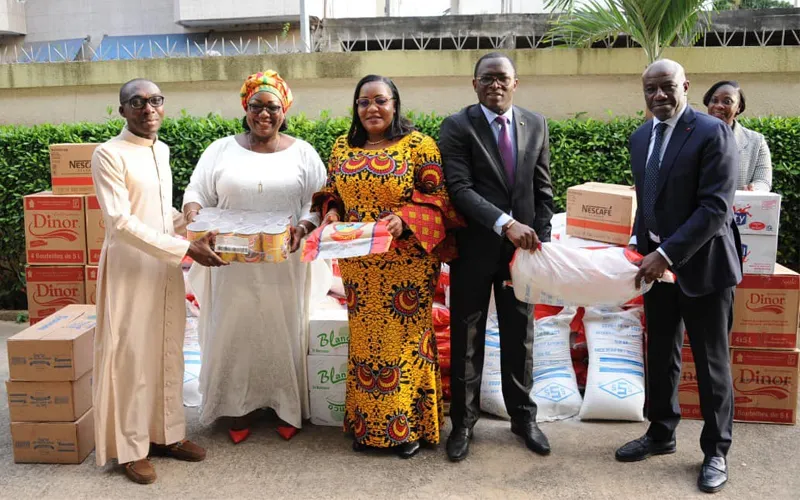 Des membres du gouvernement présentent le don du Président Alassane Ouattara au coordinateur national de Caritas Côte d'Ivoire, le Père Jean-Pierre Tanoh Tiemele. Crédit : Caritas Côte d'Ivoire