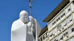 Une grande statue de saint Jean-Paul II à l'entrée de l'hôpital Gemelli de Rome, où le pape François se remet de l'opération qu'il a subie le 7 juin 2023. | Crédit photo : Daniel Ibañez/CN / 