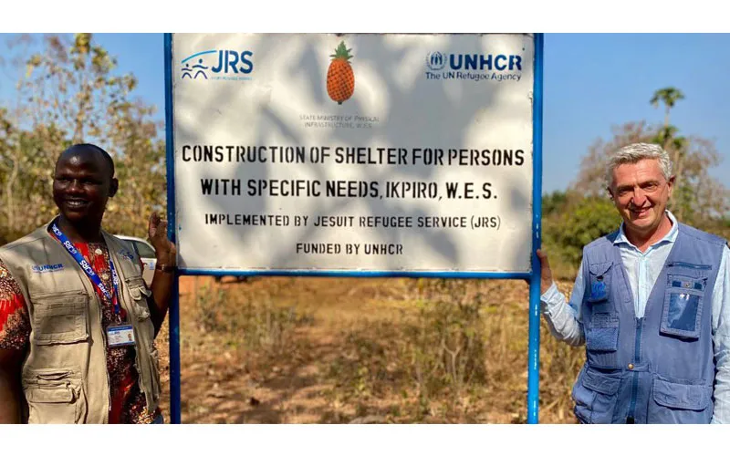 Felix Omollo (à droite), responsable du programme du JRS, avec Filippo Grandi, Haut Commissaire des Nations Unies pour les réfugiés, visitant un projet du JRS à Yambio, au Soudan du Sud. Jesuit Refugee Service Eastern Africa