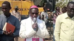 Mgr Stephen Nyodho Ador Majwok bénit le terrain pour la construction de l'estrade papale. Crédit : Radio Bakhita/Facebook / 