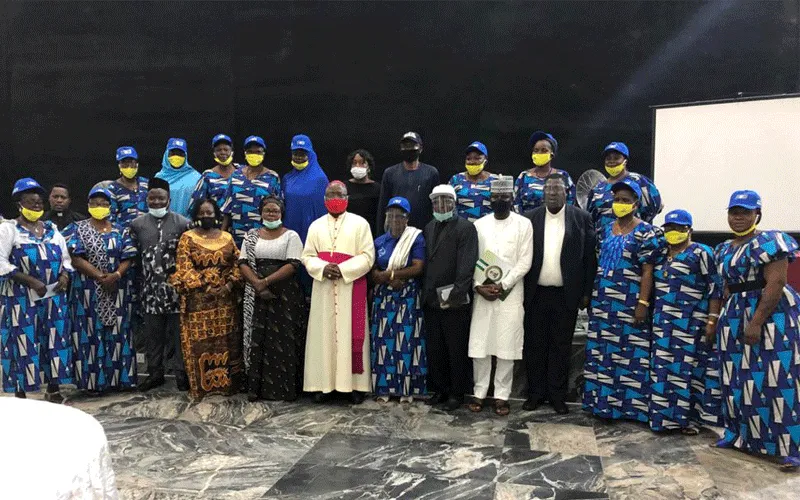 Mgr Ignatius Kaigama avec les femmes Tiv et Jukun lors d'une conférence sur la construction de la paix qui s'est tenue au Global Suite Hotel dans l'État de Nasarwa au Nigeria. Mgr Ignatius Kaigama