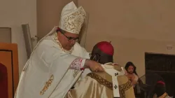 Mgr Anthonio Guido Fillipazzi, Nonce apostolique au Nigeria, conférant le pallium à l'Ordinaire de l'archidiocèse d'Abuja, Mgr Ignatius Kaigama, lors de la messe à la cathedrale Notre-Dame Reine du Nigeria,  jeudi 27 août 2020. / Archidiocèse d'Abuja