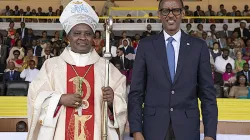 Le cardinal désigné Antoine Kambanda avec le président Paul Kagame lors de son installation comme archevêque de l'archidiocèse de Kigali au Rwanda. / Domaine public