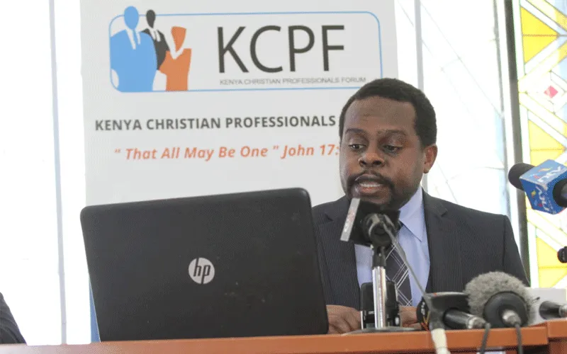 Charles Kanjema, président du Kenya Christian Professionals Forum (KCPF) lors de la conférence de presse de vendredi à Nairobi, la capitale du Kenya. / Domaine public