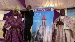 Mgr David Kamau Ng'ang'a, évêque auxiliaire de l'archidiocèse, et le père George Omondi, prêtre responsable de la paroisse catholique St. Austin's Msongari, lors du lancement de la célébration du 125e anniversaire de la paroisse. Crédit : ACI Afrique / 