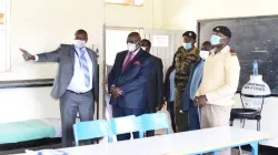 Le secrétaire d'État à l'éducation du Kenya, George Magoha, inspecte une pièce aménagée par l'équipe de Heri Healthcare pour le traitement des élèves d'une école kenyane. / Heri Healthcare