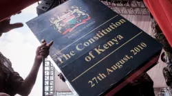 Une copie de la constitution kenyane promulguée le 27 août 2010. / Domaine public