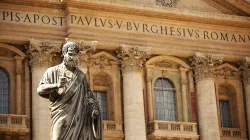 Statue de Saint-Pierre devant la basilique Saint-Pierre. / 