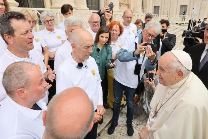 Le pape François salue les victimes d'abus sexuels commis par des membres de l'Église après l'audience générale du 17 mai 2023. Les victimes sont arrivées à Rome après avoir effectué un pèlerinage à vélo depuis Munich, en Allemagne. | Archidiocèse de Munich et Freising