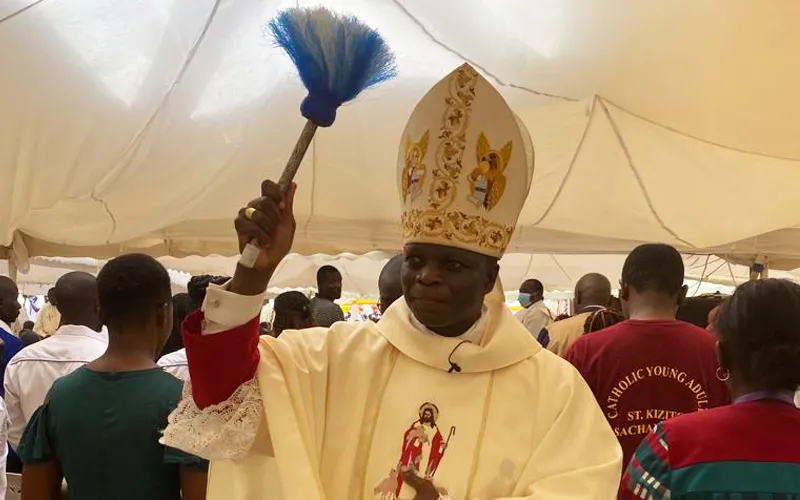 Mgr Maurice Muhatia Makumba bénissant les différents groupes de personnes qui ont assisté à son installation, samedi 19 mars, en tant qu'Ordinaire du lieu de l'archidiocèse de Kisumu. Crédit : ACI Afrique