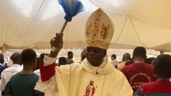 Mgr Maurice Muhatia Makumba bénissant les différents groupes de personnes qui ont assisté à son installation, samedi 19 mars, en tant qu'Ordinaire du lieu de l'archidiocèse de Kisumu. Crédit : ACI Afrique / 