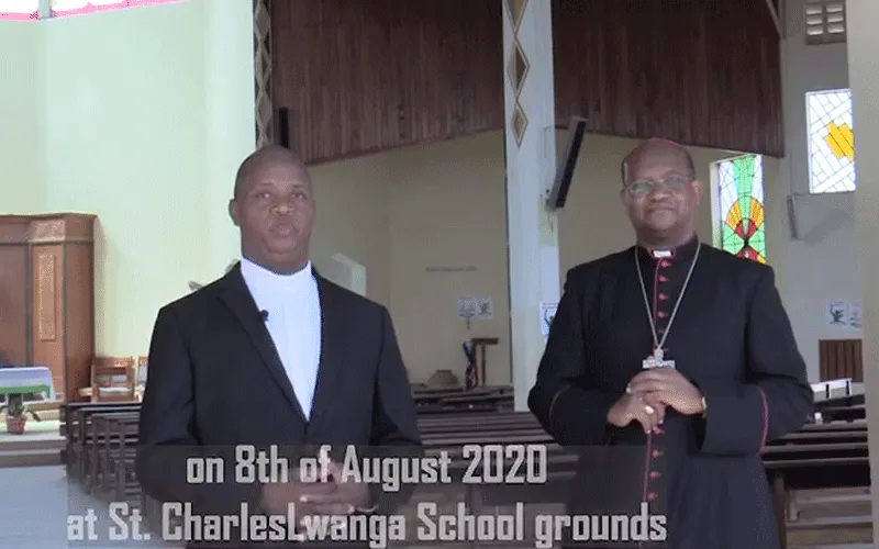 Mgr Anthony Muheria (à droite) et l'évêque élu Joseph Mwongela (à gauche) dans un message vidéo pour l'ordination épiscopale reportée au 8 août. Diocèse de Kitui