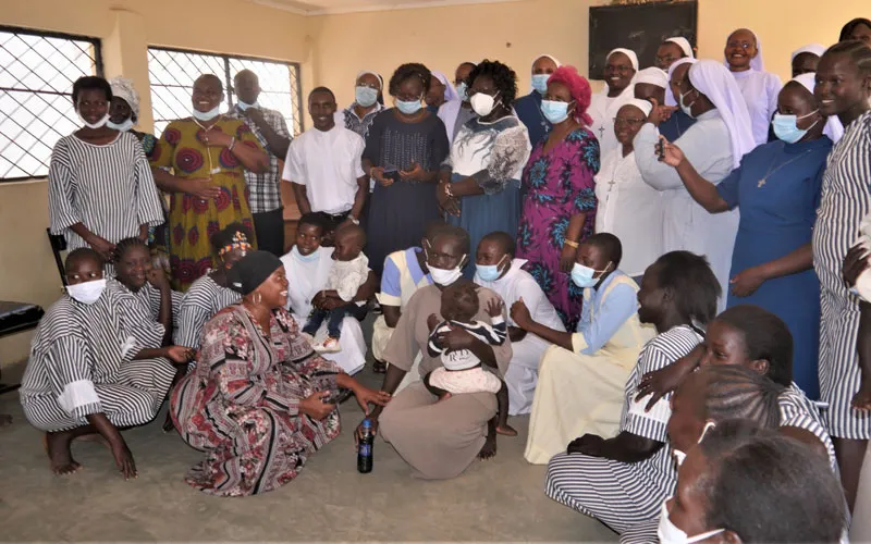 Les membres de l'Association des Sœurs du Kenya (AOSK) dans le diocèse catholique de Lodwar lors de la célébration de la Journée internationale de la femme à la prison pour femmes de Lodwar. AOSK du Diocèse de Lodwar