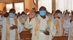 Les prêtres de l'archidiocèse de Lomé renouvelant leurs vœux pendant la messe chrismale à l'église paroissiale catholique Cristo Risorto de Hedzranawoe à Lomé, mardi 8 septembre. / Archidiocèse de Lomé