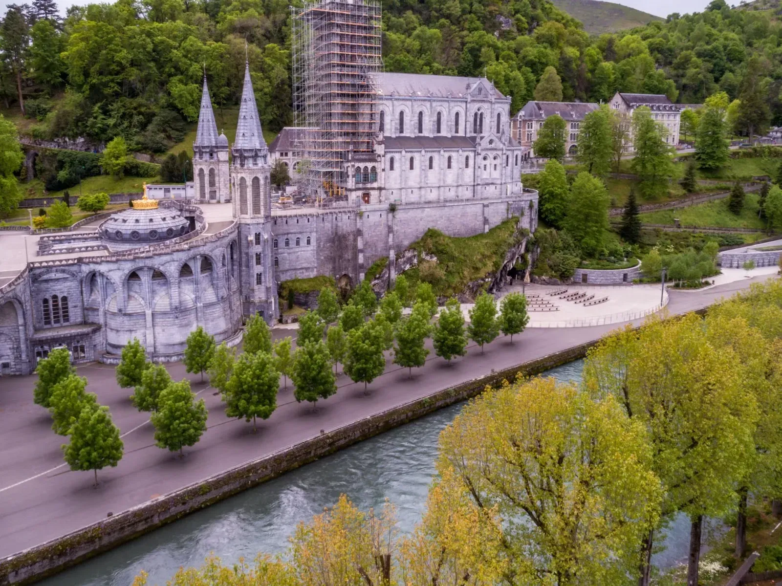 Le Sanctuaire de Notre Dame de Lourdes, France. Célian de La Rochefoucauld via youheritage.com. / 