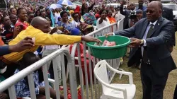 Le président de la Tanzanie, John Pombe Magufuli, recueille l'offertoire lors d'un service religieux catholique. / Domaine public