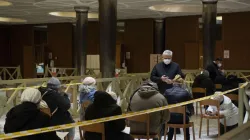 Le cardinal Konrad Krajewski, avec des sans-abri attendant d'être vaccinés dans l'atrium de la salle Paul VI au Vatican, le 20 janvier 2021. / Vatican Media.