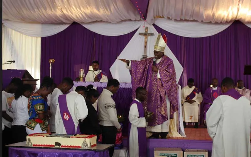 Mgr David Kamau Ng'a'ng'a, évêque auxiliaire de l'archidiocèse de Nairobi, donne des instructions aux jeunes de la paroisse St. Austin de Msongari avant leur caravane pour la paix dans le Pokot. Crédit : ACI Afrique