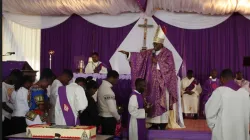 Mgr David Kamau Ng'a'ng'a, évêque auxiliaire de l'archidiocèse de Nairobi, donne des instructions aux jeunes de la paroisse St. Austin de Msongari avant leur caravane pour la paix dans le Pokot. Crédit : ACI Afrique / 