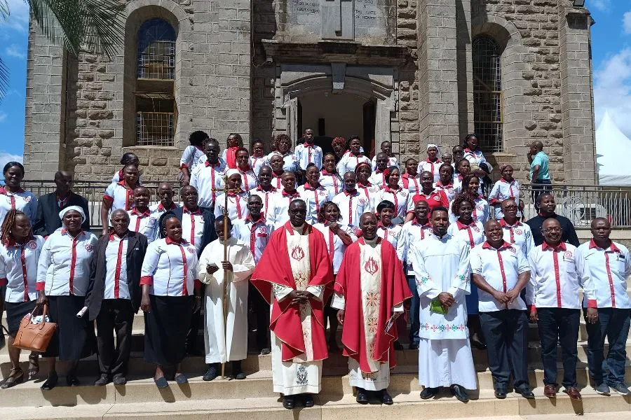 P. Dominic Gathurithu et P. George Omondi avec les nouveaux associés laïcs de la Congrégation du Saint-Esprit (Holy Ghost Fathers/Spiritans/CSSp.) au Kenya. Crédit : ACI Afrique / 