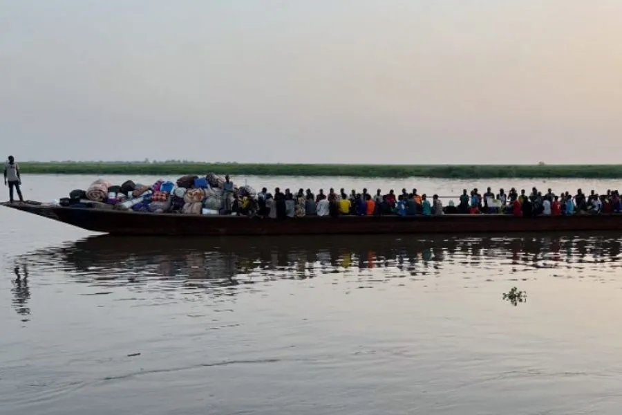 Des personnes fuyant le Soudan sont transférées de Renk à Malakal, où se trouvent leurs familles. Crédit : JRS